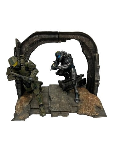 Microsoft Master Chief & Locke Statue | 042600786806 | Cash Converters