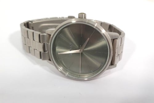 Nixon kensington 2024 movin out watch